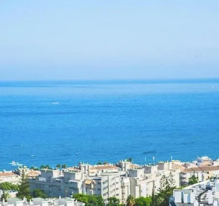 Luminoso Atico Con Vistas Al Mar En トレモリノス